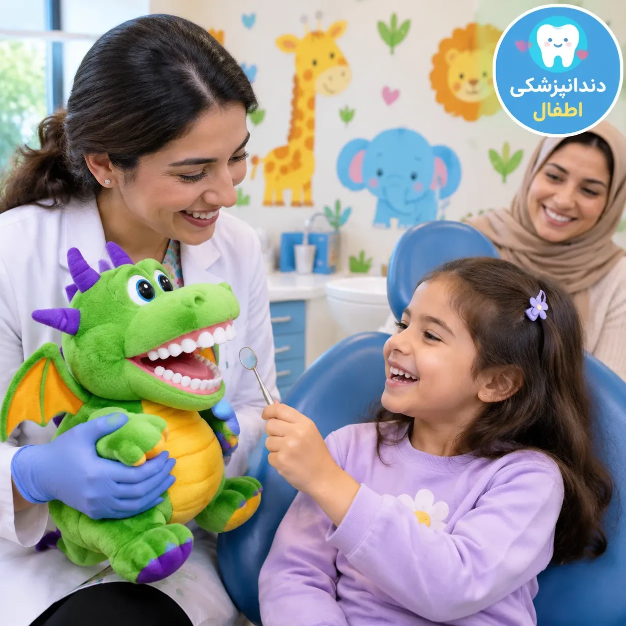 معاینه دندانپزشکی کودک با عروسک آموزشی و ایجاد حس اعتماد در بخش اطفال